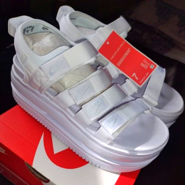 Nwt Nike Iconic Classic Platform Sandal Dh0224-100 Womens Size 7 White/Platinum